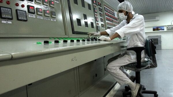 Técnico iraniano trabalhando em instalação do programa nuclear iraniano (foto de arquivo) - Sputnik Brasil