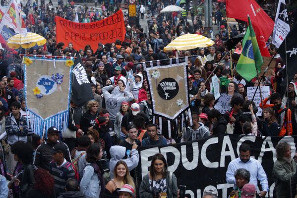 Manifestantes tomam as ruas em São Paulo em defesa da educação e contra a reforma da previdência - Sputnik Brasil