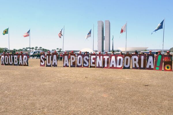 Protesto contra a reforma da previdência do governo de Jair Bolsonaro na Esplanada dos Ministérios, em Brasília - Sputnik Brasil