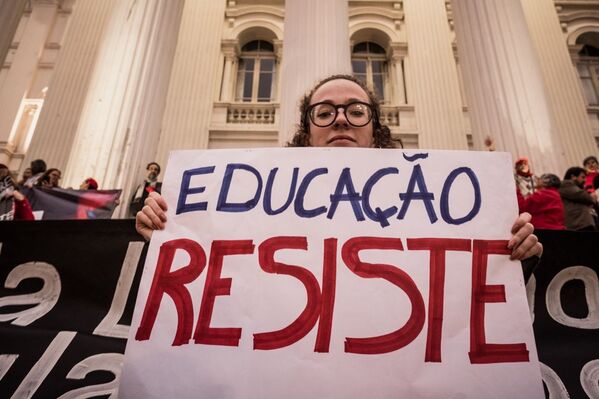 Manifestante segura cartaz durante protesto em defesa da educação em Curitiba - Sputnik Brasil