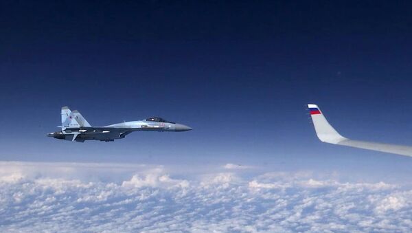 Caça Su-27 acompanhando a aeronave do ministro da Defesa russo - Sputnik Brasil