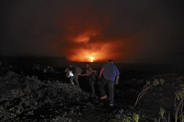 Pessoas sobem uma encosta para observar a erupção do vulcão Piton de la Fournaise na parte oriental da ilha de Reunião, no oceano Índico, 13 de agosto de 2019 - Sputnik Brasil