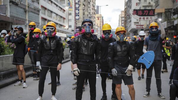 Manifestantes com máscaras de gás em Hong Kong - Sputnik Brasil