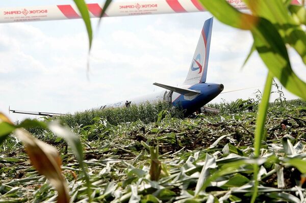 Pouso forçado provocou forte danificação no avião - Sputnik Brasil