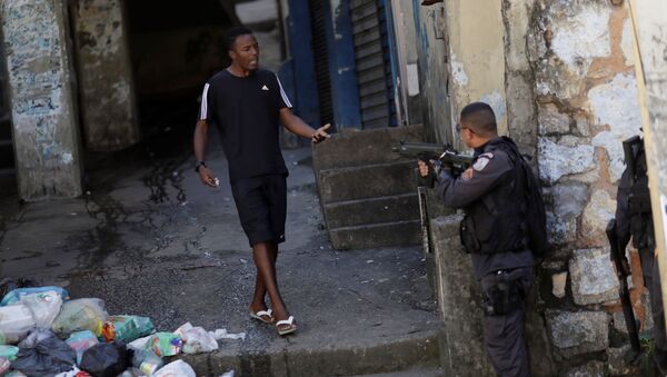 Policial e morador na Favela do Borel após protesto pelo assassinato de jovem. 9 de Agosto de 2019. - Sputnik Brasil