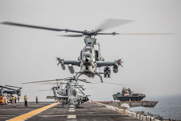 Fuzileiros dos EUA instalam blindado em convés para defender navio no estreito de Ormuz (FOTO) - Sputnik Brasil