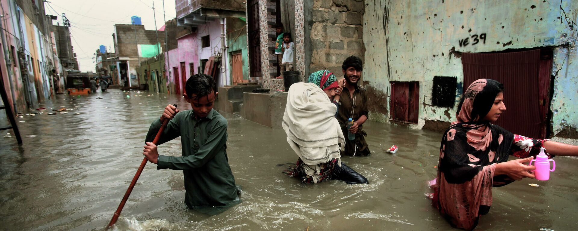 Rua da cidade de Karachi, no Paquistão, submersa após as chuvas de monção - Sputnik Brasil, 1920, 19.08.2024