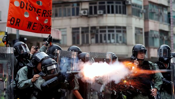 Polícia de Hong Kong usando gás lacrimogênio contra manifestantes - Sputnik Brasil