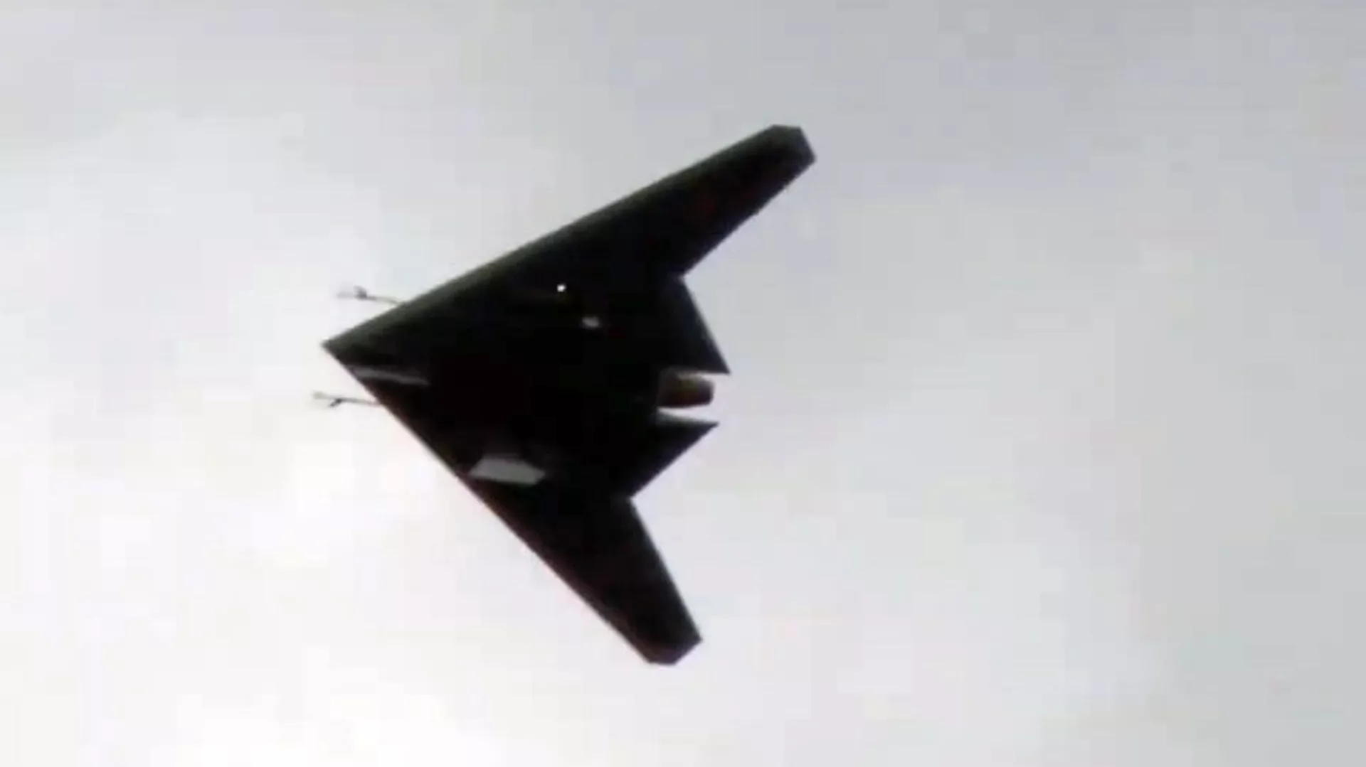 Primeiro voo do novíssimo drone militar da Rússia Okhotnik Primeiro voo do novíssimo drone militar da Rússia Okhotnik - Sputnik Brasil, 1920, 24.10.2021
