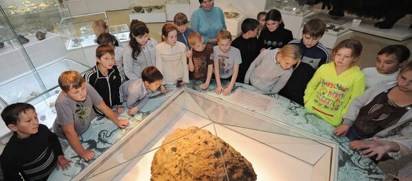 Museu de História Regional de Chelyabinsk expõe fragmento do meteorito que caiu na cidade em 2013. - Sputnik Brasil