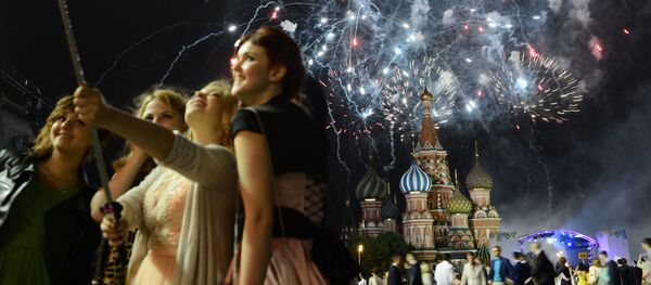 Graduados durante os fogos de artifício na Praça Vermelha em Moscou. - Sputnik Brasil