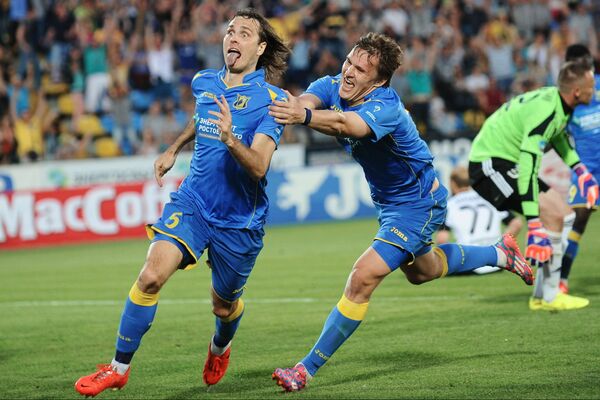 Os jogadores de FC Rostov Vitaly Dyakov e Alexandr Bukharov durante a partida para o direito de participar no campeonato de futebol da Rússia. - Sputnik Brasil