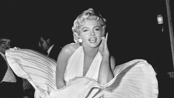 Marilyn Monroe posa em cima de grelha de ventilação, enquanto personagem nas filmagens de “O Pecado Mora ao Lado”, em Manhattan, Nova Iorque, em 15 de setembro de 1954 - Sputnik Brasil