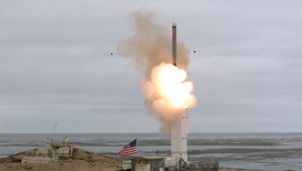 Teste do míssil de cruzeiro foi realizado no dia 18 de agosto na ilha de San Nicolas, na Califórnia, EUA. O míssil viajou por mais de 500 km, superando o que era antes estabelecidos por tratados entre EUA e Rússia. - Sputnik Brasil
