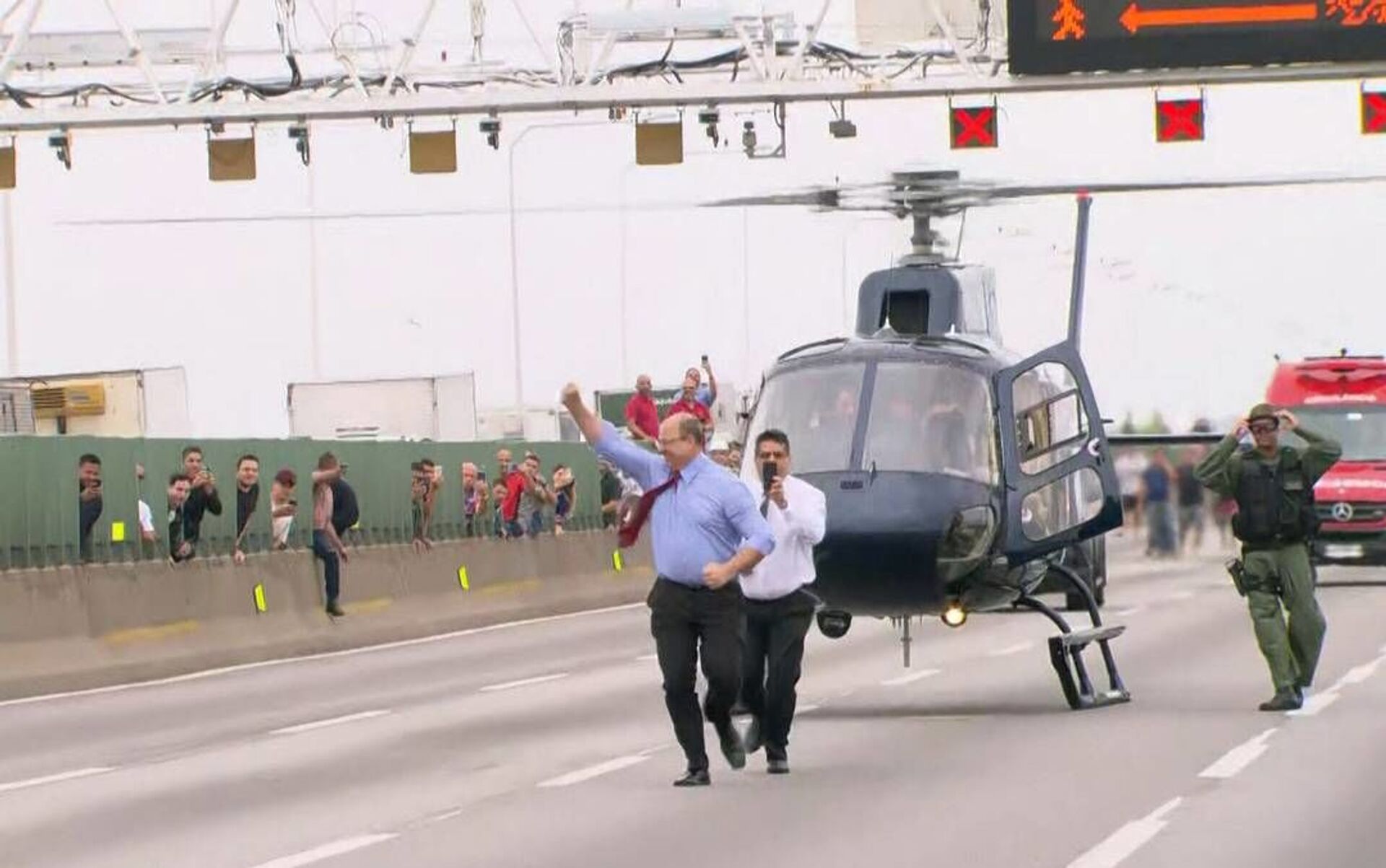 O governador do estado do Rio de Janeiro, Wilson Witzel, comemora a morte de um sequestrador na ponte Rio-Niterói no dia 20 de agosto de 2019 - Sputnik Brasil, 1920, 09.11.2021