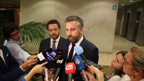 Ministro das Infraestruturas português, Pedro Nuno Santos, fala com jornalistas após a reunião  - Sputnik Brasil
