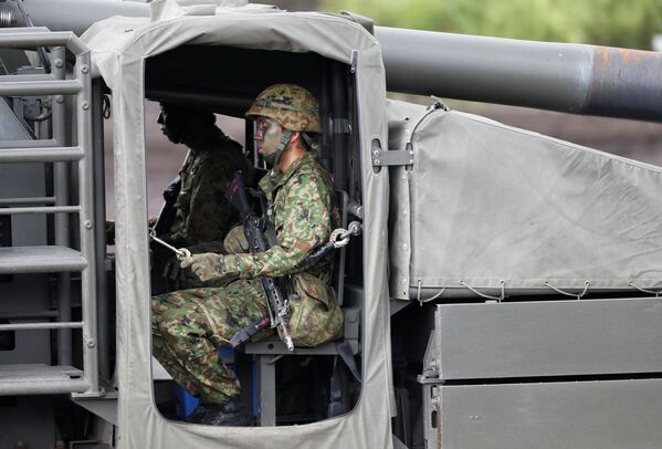 Soldados dentro de obuseiro autopropulsado Type 19 de 155 mm - Sputnik Brasil