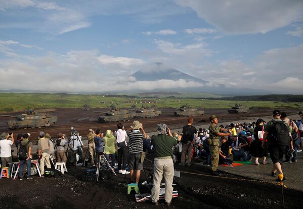 Tanques e veículos blindados em frente do monte Fuji vistos dos lugares dos espectadores - Sputnik Brasil