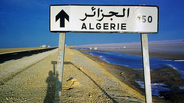 Placa indicando o caminho para a Argélia - Sputnik Brasil