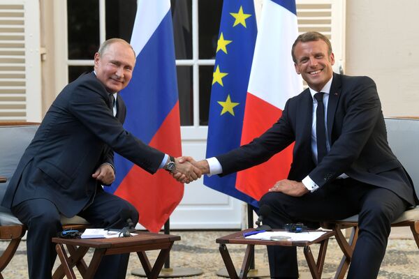 Presidente da Rússia, Vladimir Putin, e presidente da França, Emmanuel Macron, durante o recente encontro no sul da França - Sputnik Brasil