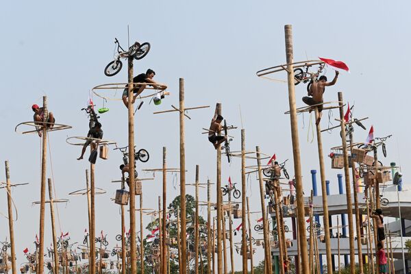 Participantes da competição Panjat Pinang durante a celebração do 74º aniversário da libertação da Indonésia do domínio holandês, em Jacarta - Sputnik Brasil