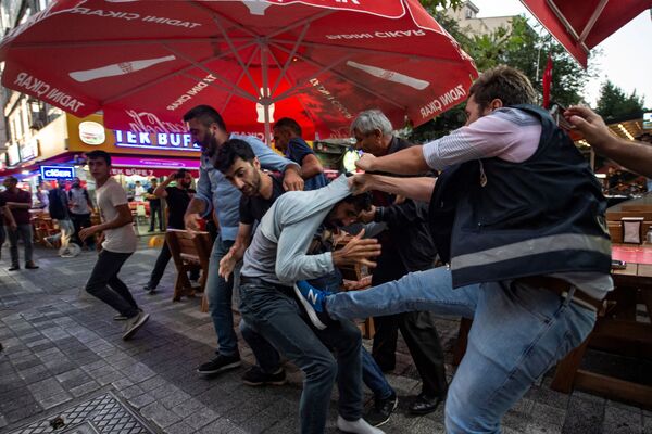 Um policial detém um participante do protesto em Istambul contra a substituição dos prefeitos curdos por funcionários do governo turco - Sputnik Brasil