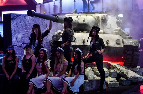 Garotas posam em um tanque durante o festival de jogos de vídeo Gamescom em Colônia, na Alemanha - Sputnik Brasil