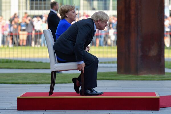 Angela Merkel, chanceler da Alemanha, e Boris Johnson, primeiro-ministro do Reino Unido, em uma cerimônia durante a primeira visita oficial de Johnson como chefe de governo ao estrangeiro. - Sputnik Brasil