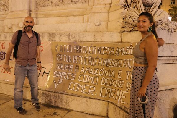 Vigília pela Amazônia movimenta zona histórica de Lisboa (FOTOS) Vigília pela Amazônia movimenta zona histórica de Lisboa (FOTOS) - Sputnik Brasil