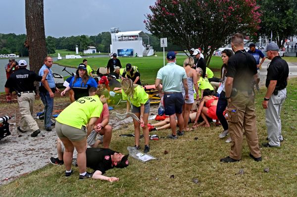 Raio atinge campo de golfe e fere 6 pessoas durante torneio nos EUA (VÍDEO, FOTOS) - Sputnik Brasil