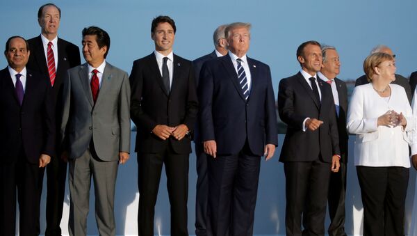 Líderes da cúpula do G7 pousam para foto oficial. - Sputnik Brasil