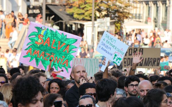 Manifestantes com placas durante ato contra queimadas na Amazônia em Lisboa, Portugal em 26 de agosto de 2019 - Sputnik Brasil