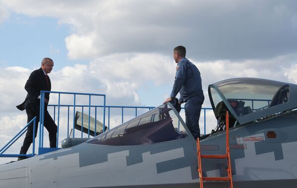 Presidente turco Recep Tayyip Erdogan inspeciona caça multifuncional russo Su-57 durante sua visita ao salão MAKS-2019 - Sputnik Brasil