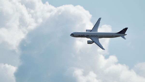 Aeronave de passageiros russa MC-21-21-300 efetua voo no Salão Aeroespacial Internacional MAKS-2019 em Zhukovsky, região de Moscou - Sputnik Brasil