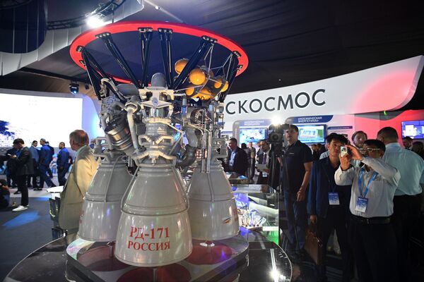 Motor de foguete russo RD-171 sendo apresentado no Salão Aeroespacial Internacional MAKS-2019 em Zhukovsky, região de Moscou - Sputnik Brasil