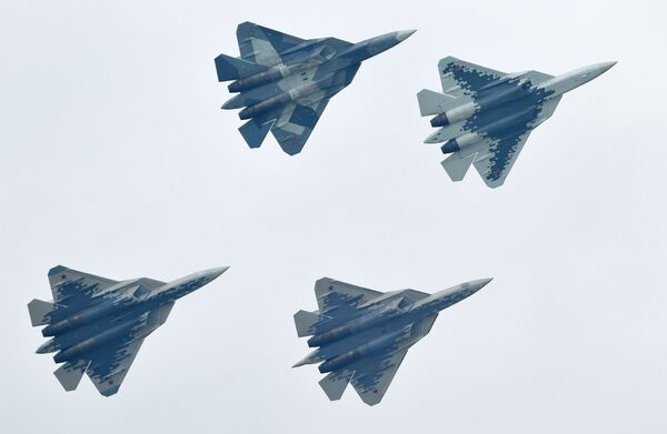 Caças multifuncionais russos de quinta geração Su-57 realizam voo de demonstração no Salão Aeroespacial Internacional MAKS-2019 em Zhukovsky, na Rússia - Sputnik Brasil