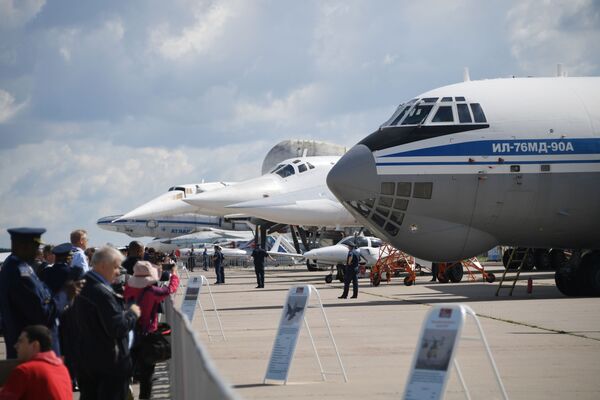 Avião de transporte militar soviético Il-76MD-90A no Salão Aeroespacial Internacional MAKS-2019 em Zhukovsky, região de Moscou - Sputnik Brasil