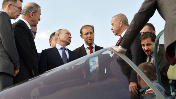 Presidentes da Rússia e Turquia, Vladimir Putin e Recep Tayyip Erdogan, examinam o Su-57 - Sputnik Brasil