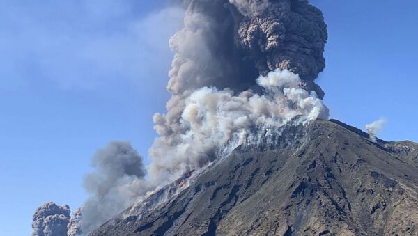 Erupção do vulcão Stromboli na ilha de Stromboli, ao norte da Sicília, Itália, em 3 de julho de 2019  - Sputnik Brasil