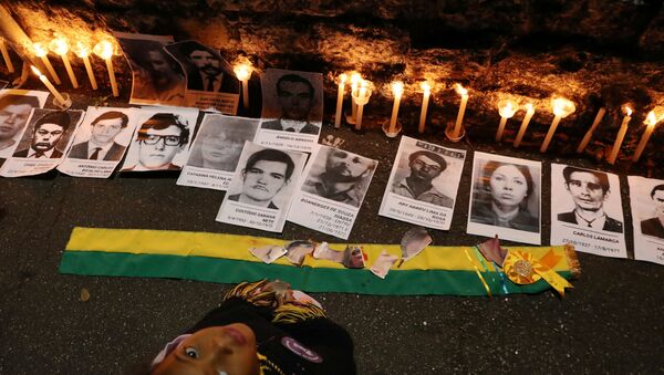 Garota olha para a câmera em meio aos rostos de pessoas mortas pela ditadura militar brasileira (1964-1985) - Sputnik Brasil