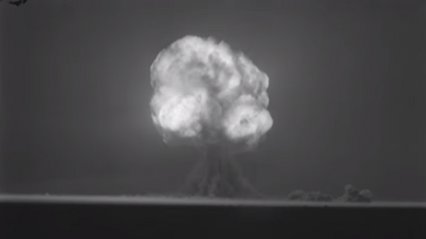 Explosão da Trinity, a primeira bomba nuclear (foto de arquivo) - Sputnik Brasil