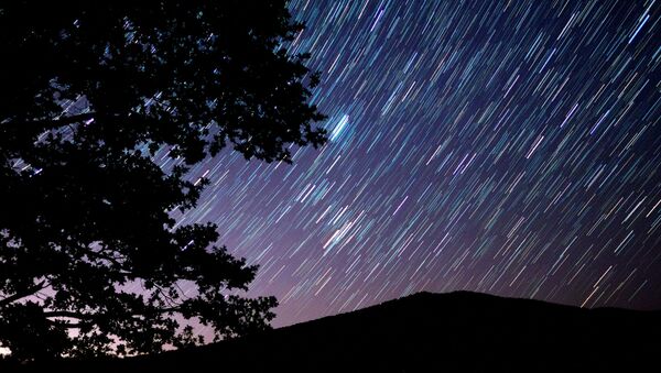 Céu cheio de estrelas durante passagem de chuva de meteoros Perseidas - Sputnik Brasil