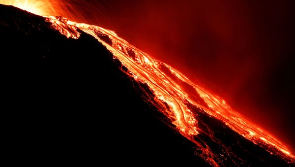 Lava escorrendo do vulcão Stromboli um dia depois da erupção - Sputnik Brasil