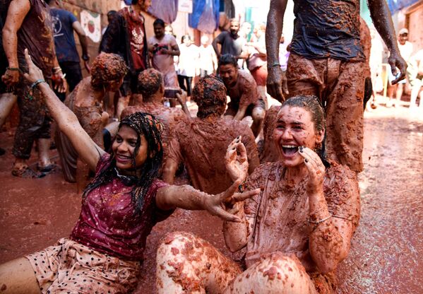 Participantes da festa anual La Tomatina na cidade de Buñol, na província de Valência, Espanha - Sputnik Brasil