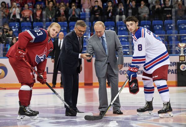 Presidente da Federação Internacional de Hóquei no Gelo, René Fasel, e o presidente da Rússia, Vladimir Putin, durante a cerimônia de inauguração da Copa do Mundo de Hóquei no Gelo de juniores, em Sochi, na Rússia - Sputnik Brasil