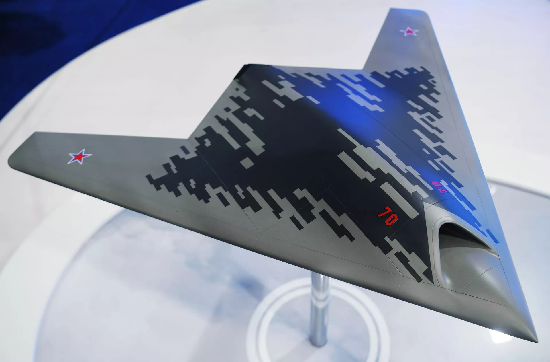 Maquete do drone de ataque S-70 Okhotnik apresentada no Salão Aeroespacial MAKS 2019 (imagem referencial) Maquete do drone de ataque S-70 Okhotnik apresentada no Salão Aeroespacial MAKS 2019 (imagem referencial) - Sputnik Brasil, 1920, 09.11.2021
