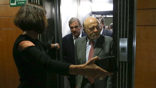 Alberto Goldman (ao fundo, à direita) deixa elevador acompanhado do senador Tasso Jereissati (ao fundo, à esquerda) para reunião da Executiva Nacional do PSDB. - Sputnik Brasil