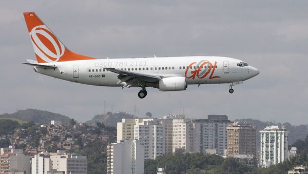 Aeronave da Gol Linhas Aéreas se aproxima do Aeroporto Santos Dumont, no Rio de Janeiro - Sputnik Brasil
