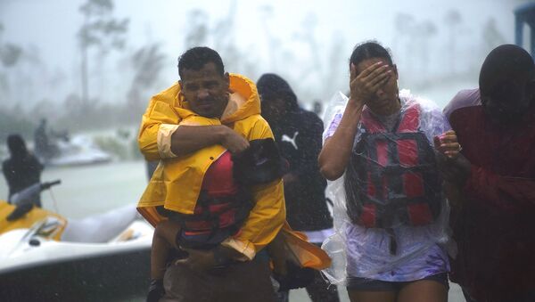 Família é resgatada em meio ao avanço do furacão Dorian pelas Bahamas - Sputnik Brasil