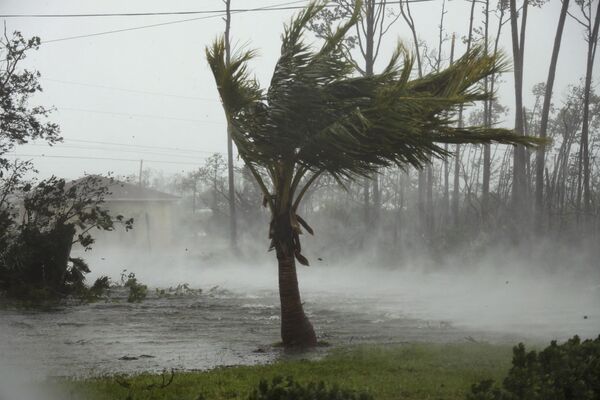 Estrada é inundada durante a passagem do furacão Dorian na cidade de Freeport, Bahamas, 2 de setembro de 2019 - Sputnik Brasil